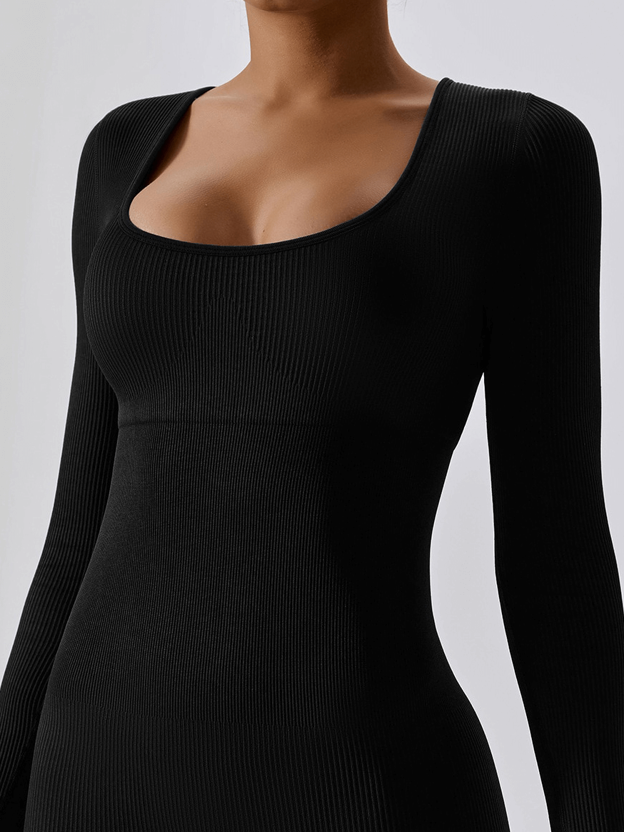 Woman in black seamless yoga suit with thumb holes, ideal for fitness, showcasing flattering fit and stretchable fabric. Model SF1287.